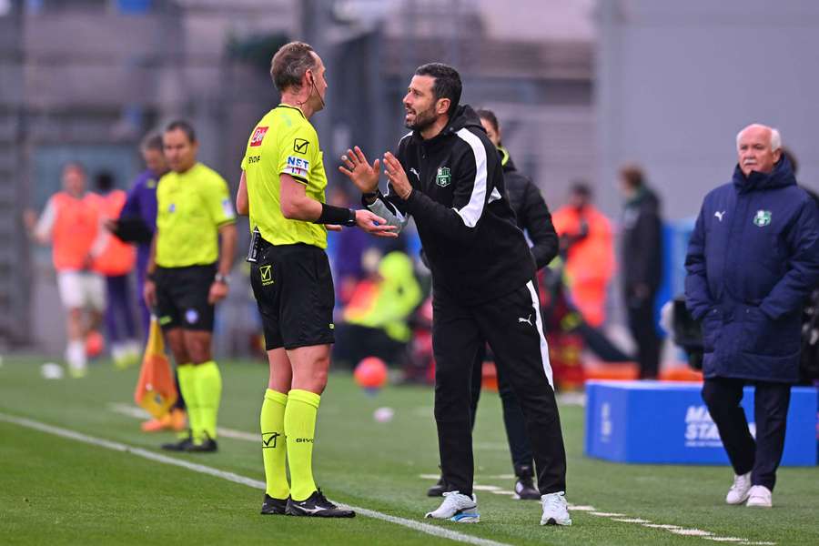 Fabio Grosso protesta con l'arbitro Luca Pairetto