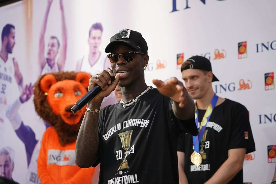 Schroder toasts 'crazy' fans as world champions return to Germany