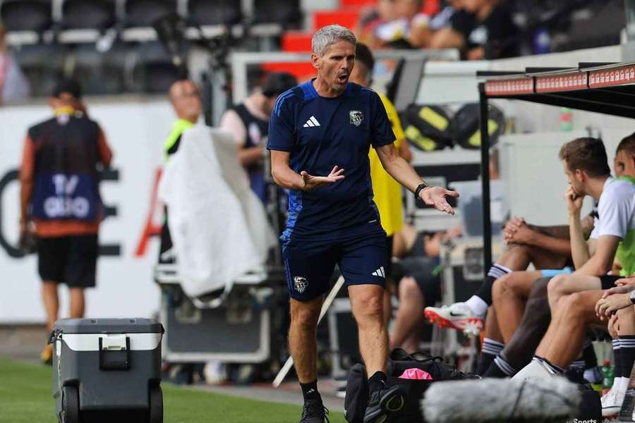 WAC-Trainer Dietmar Kühbauer ärgert sich.