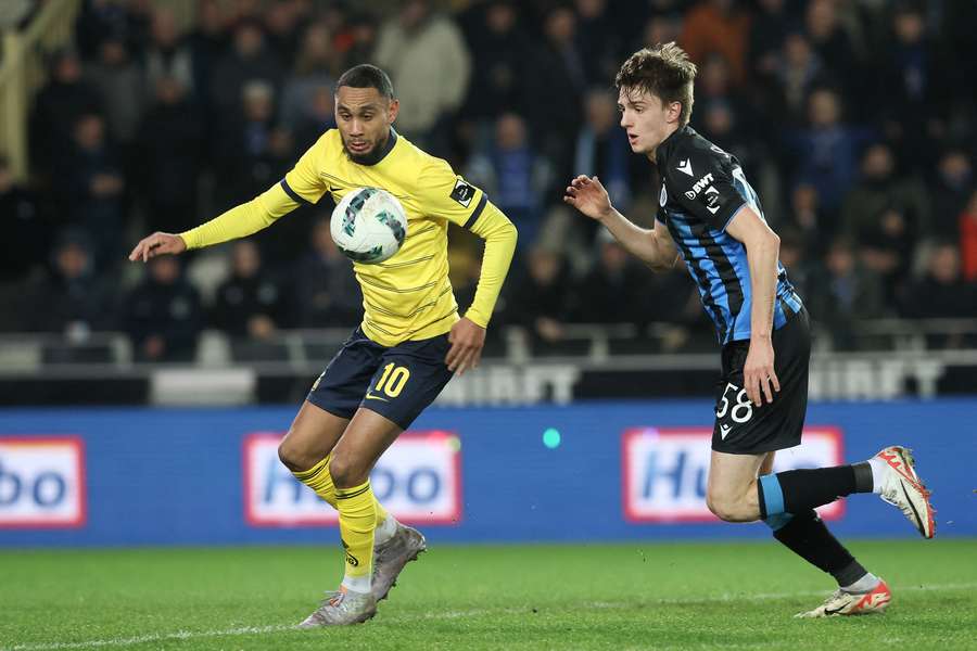 Union-middenvelder Loic Lapoussin in duel met Jorne Spileers van Club Brugge