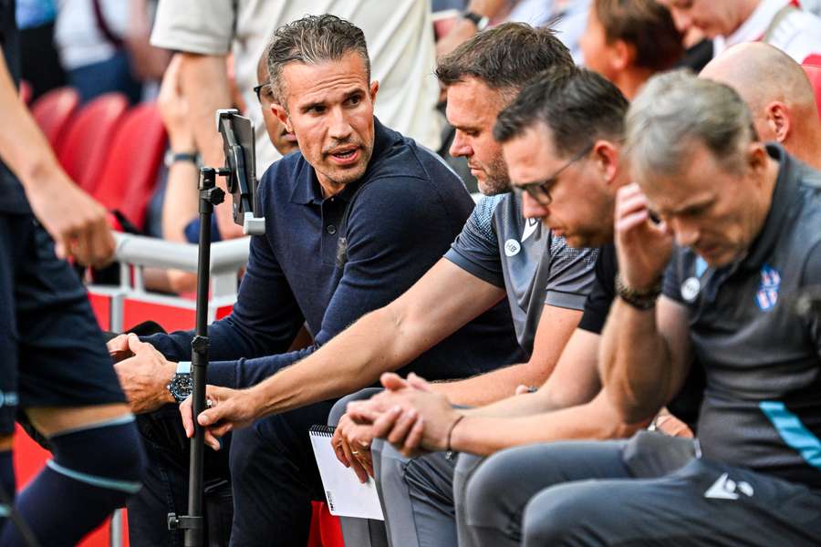 Robin van Persie verloor zijn officiële debuut als trainer van Heerenveen