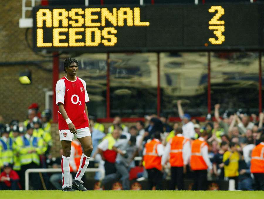 Kanu, del Arsenal, regresa al campo después de que Mark Viduka, del Leeds United, marcara el gol de la victoria en Highbury.