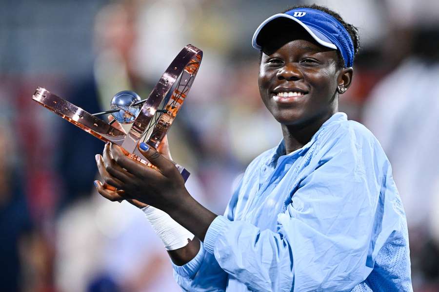 Mboko avec son trophée jeudi soir.