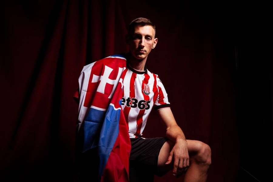 Róbert Boženík apresentado no Stoke City