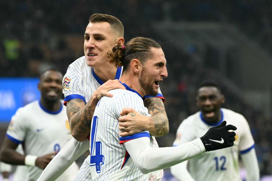 Digne fez duas assistências para o bis de Rabiot