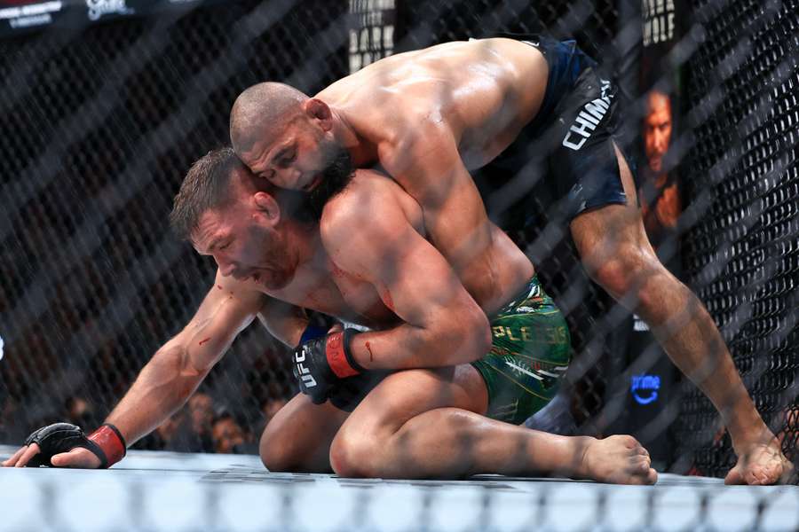 Chimayev no se hizo ilusiones y arrebató a Du Plessis el cinturón de la UFC.