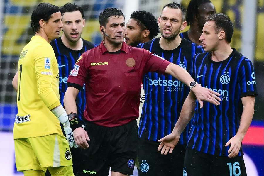 I giocatori dell'Inter protestano con Manganiello