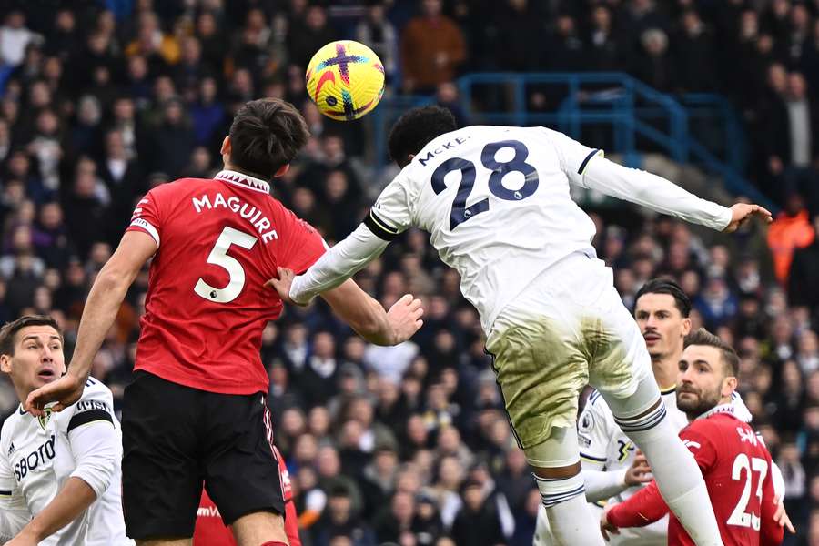 Det gik hårdt for sig på banen, men det var decideret ufint på tribunerne under Leeds- Manchester United