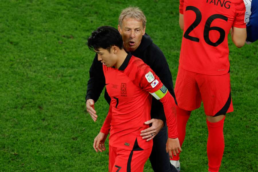 Jurgen Klinsmann e Son Heung-min após a derrota com a Jordânia