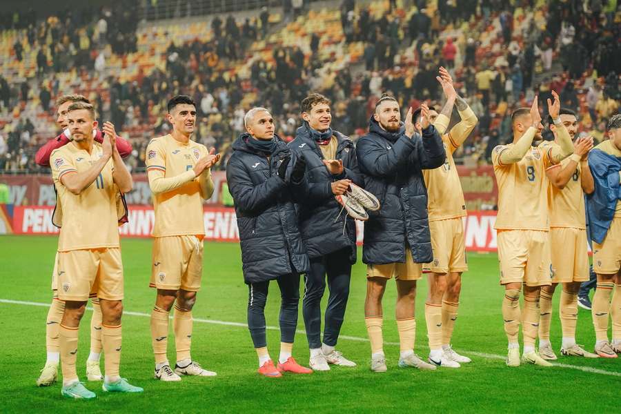 Jucătorii României salută fanii