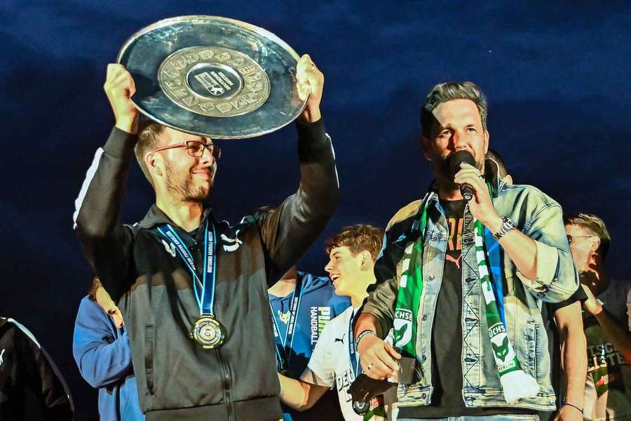 Trainer Jaron Siewert mit der Meisterschale.