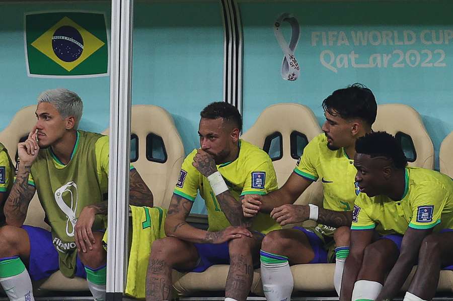 Neymar saiu com problemas físicos do duelo com a Sérvia