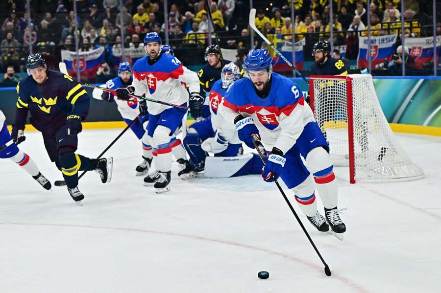 Cingel s pukom proti Švédom.