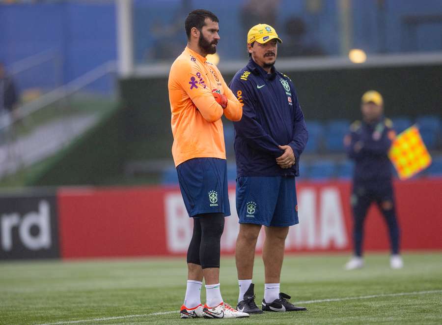 Diniz ao lado de Alisson no treino da Seleção