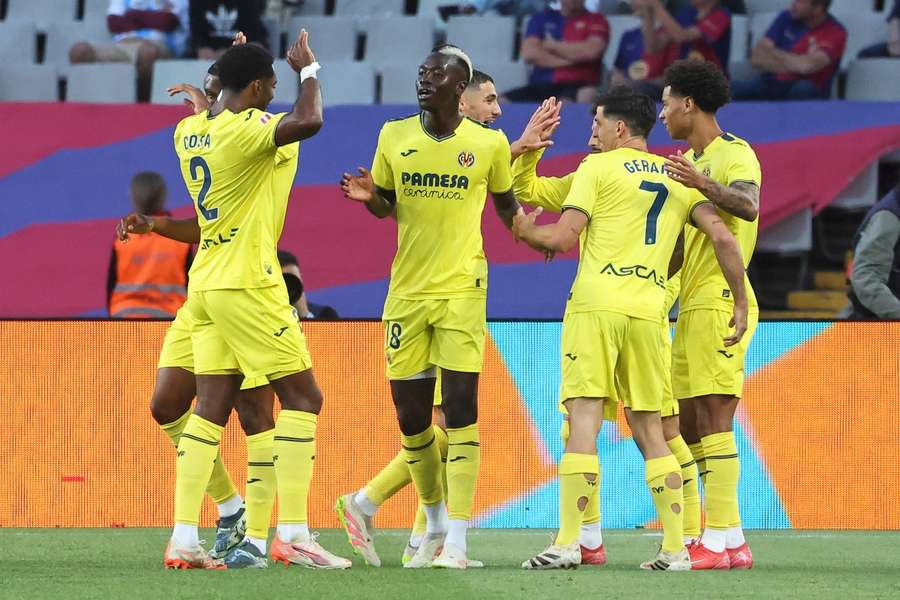 Los jugadores del Villarreal celebran su última victoria en Montjuïc
