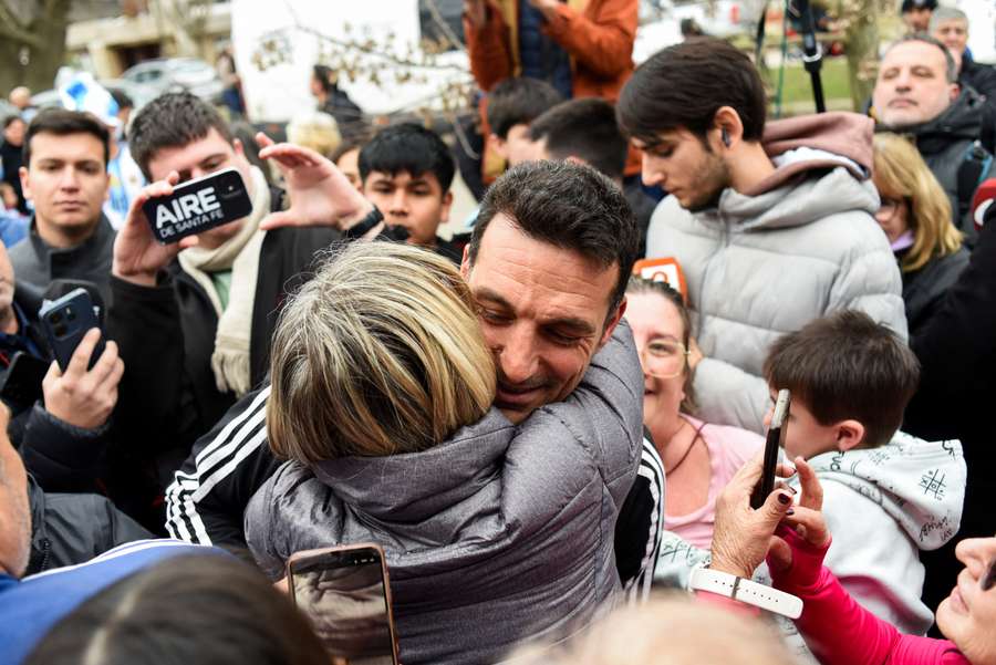 Scaloni abraça uma adepta
