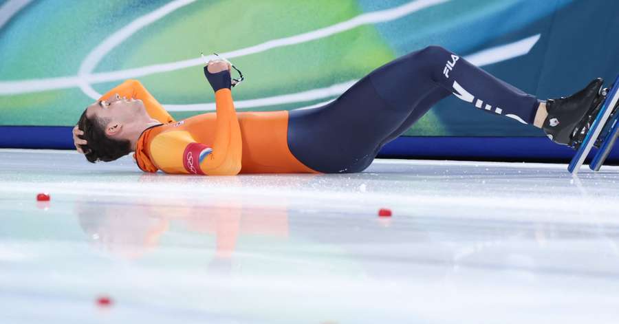 Jenning de Boo fell after finishing second in the 500m, but left unscathed