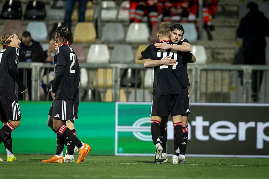 Les Strasbourgeois célébrant le but du 1-0.