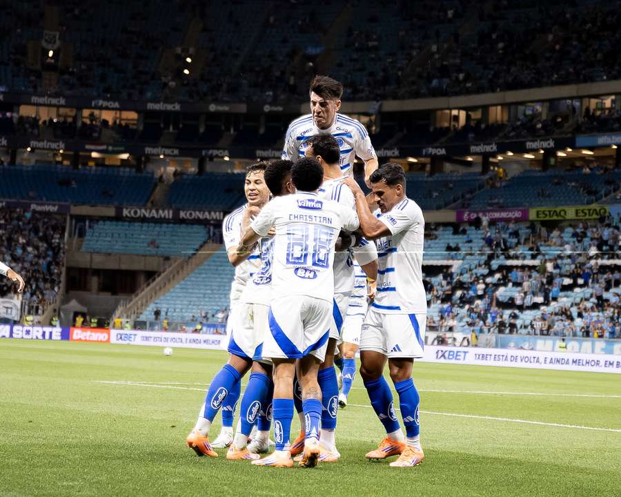 Jogadores do Cruzeiro comemoram gol marcado por Fabrício Bruno Jogadores do Cruzeiro comemoram gol marcado por Fabrício Bruno