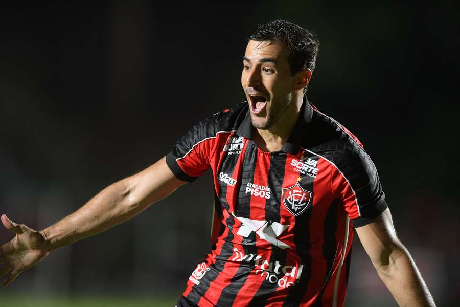 O Vitória venceu o Bahia em jogo emocionante no Barradão