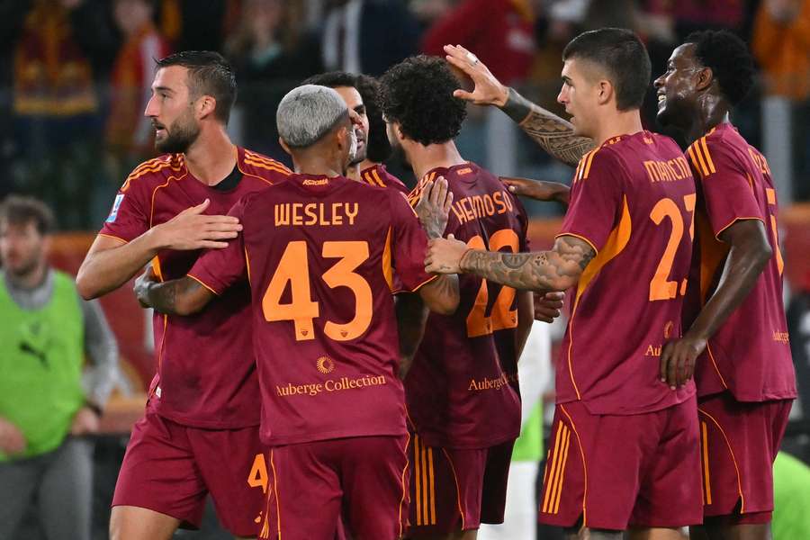 La Roma celebra il gol dell'1-0