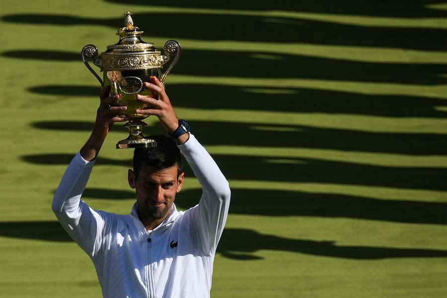 Novak Djokovic ridică trofeul de la Wimbledon