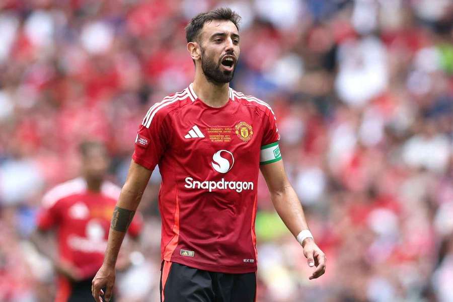 Bruno Fernandes com a braçadeira do Manchester United