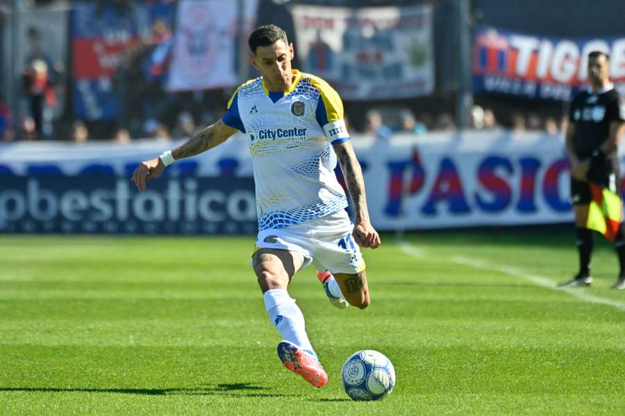 Di María golpea el balón en un partido Di María golpea el balón en un partido