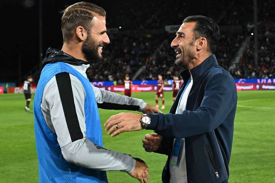 Panagiotis Tachtsidis se salută cu Elias Charalambous, antrenorul celor de la FCSB