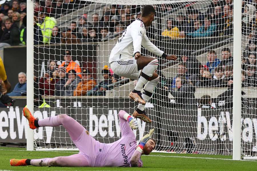 Rashford troede kortvarigt, at han havde scoret igen, men målet blev korrekt annulleret.