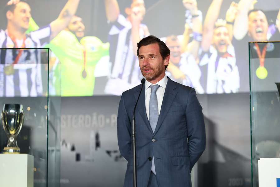 André Villas-Boas recebeu troféu no museu do FC Porto