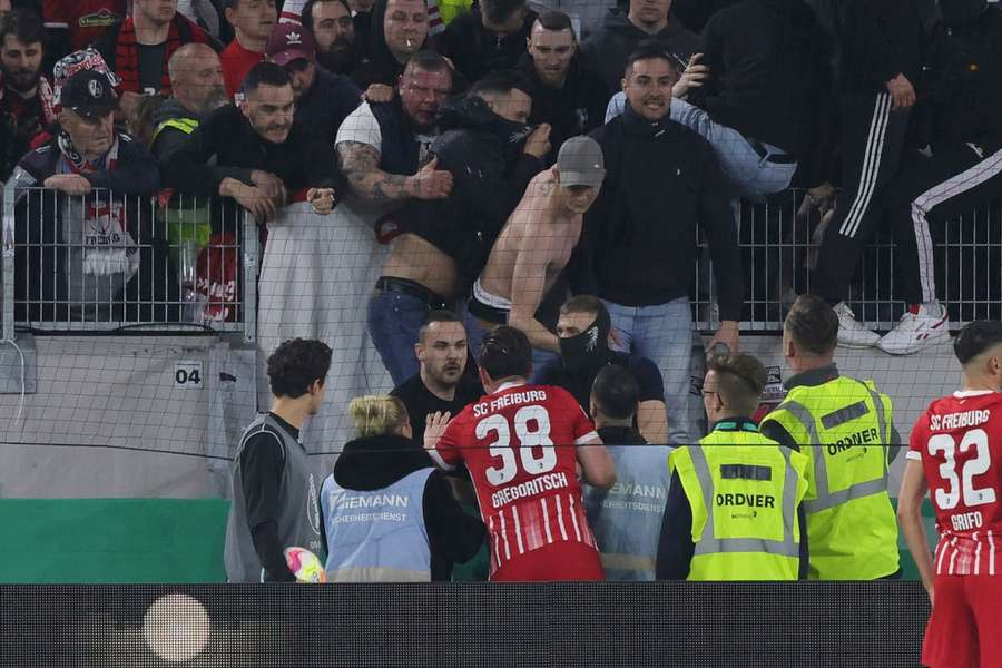 Michael Gregoritsch und andere Spieler des SC Freiburg versuchten, die wütenden Fans zu beruhigen.