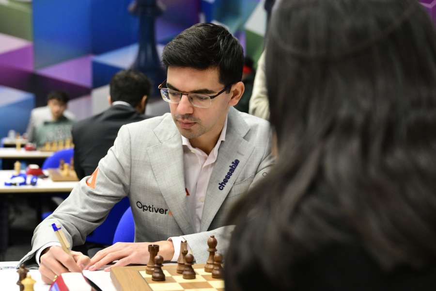 Anish Giri heeft na 10 van de 13 ronden een halve punt achterstand op het leidersduo