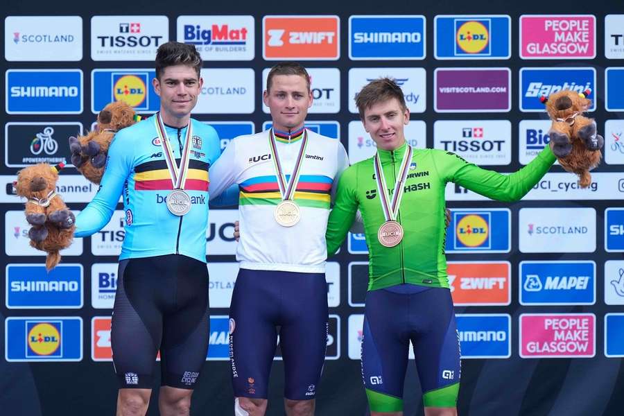 Mathieu van der Poel, geflankeerd door Wout van Aert en Tadej Pogacar