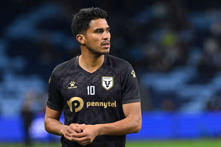 Former Chelsea midfielder Ulises Davila has admitted involvement in a £100,000 yellow-card fixing scam