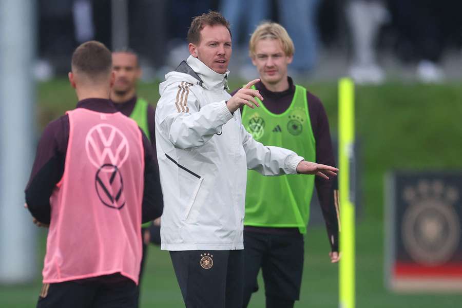 Julian Nagelsmann geeft instructies op de training.