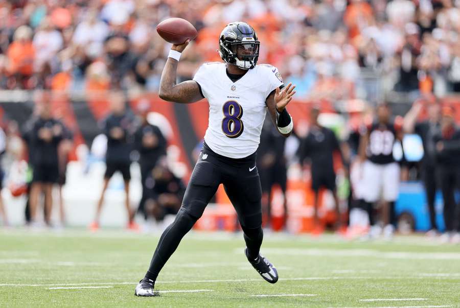 Quarterback Lamar Jackson gooit een pass in de wedstrijd tegen de Bengals van afgelopen weekend