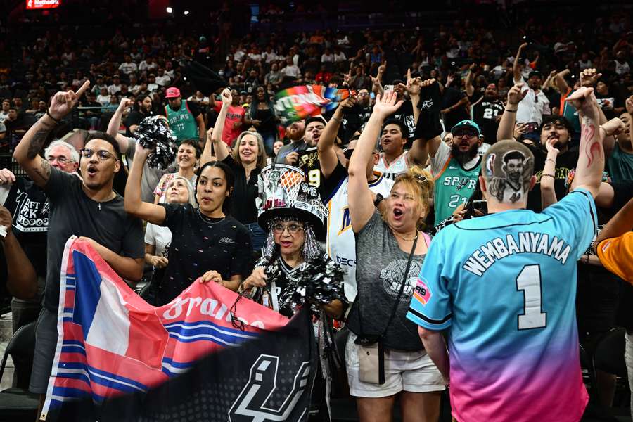 Een volgepakt AT&T Center juicht bij het horen van de pick