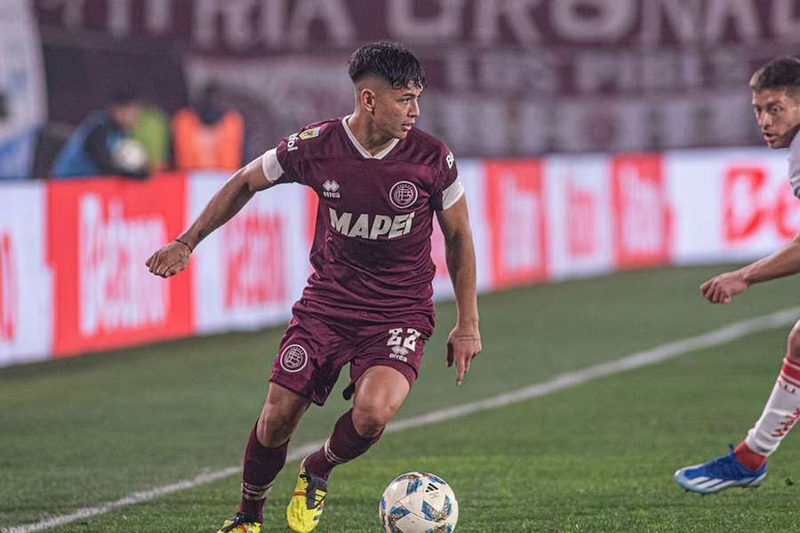 Julio Soler tem contrato com o Lanús até 2026