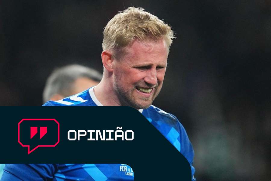 Kasper Schmeichel com dores durante o jogo da Liga das Nações contra Portugal