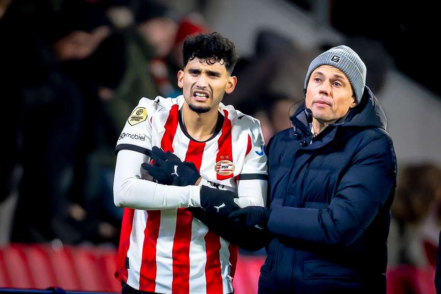 PSV striker Ricardo Pepi leaves the pitch while holding his arm