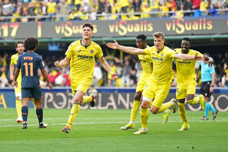 Jorge Cuenca celebra con Sorloth, Mosquera y Traoré el gol del Villarreal