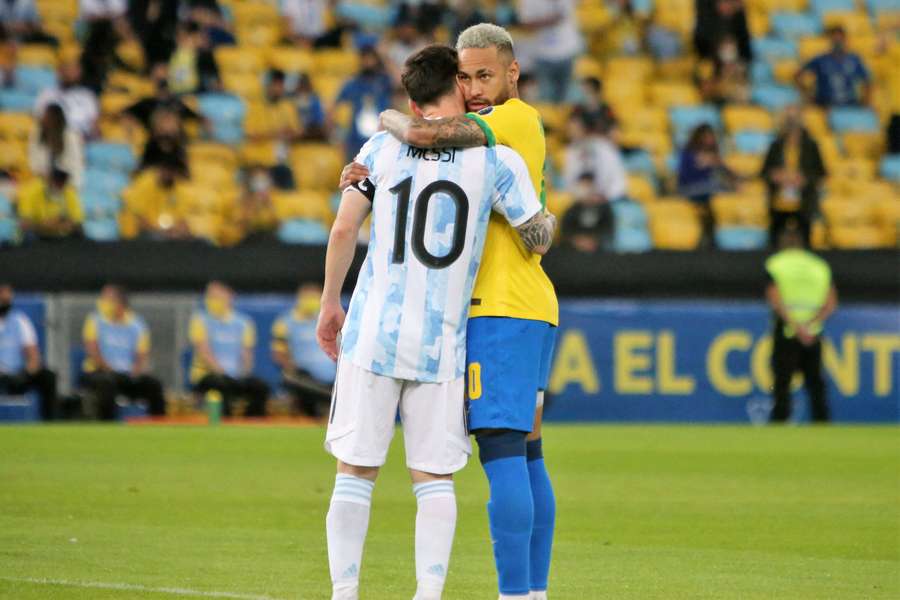 Messi e Neymar se abraçam na final da Copa América de 2021