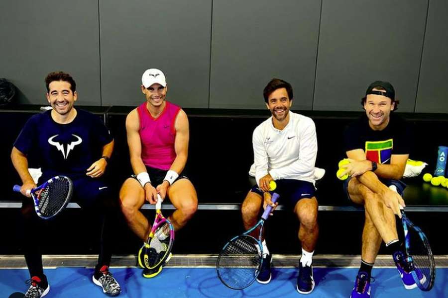 Rafael Nadal com os três treinadores da equipa técnica