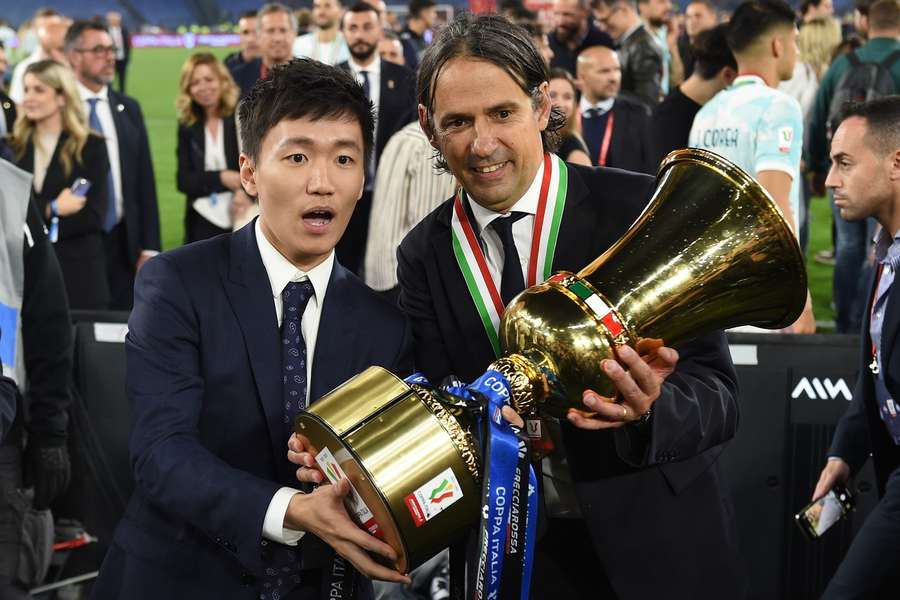 Steve Zhang com Simone Inzaghi a celebrar a conquista da Taça de Itália