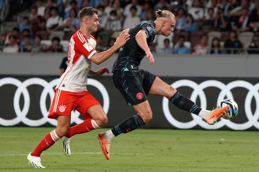 Haaland e Stanisic em ação no Estádio Nacional da capital japonesa