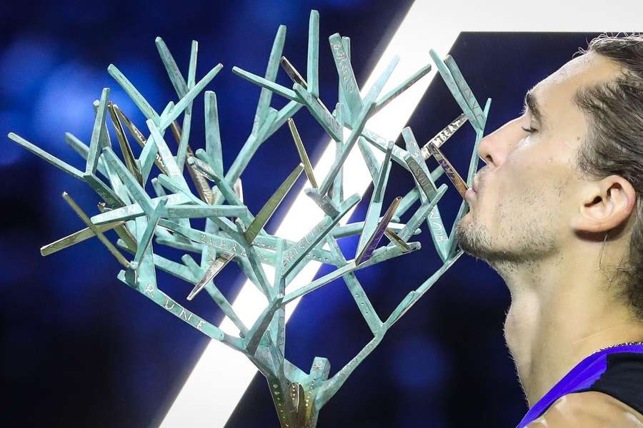 Alexander Zverev com o troféu de vencedor do Paris-Bercy