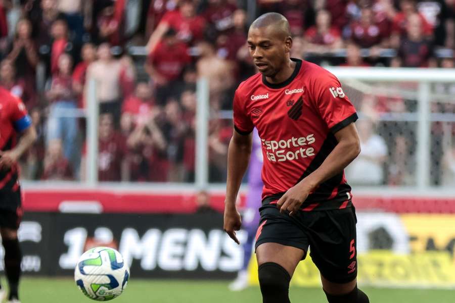 Fernandinho voltou após lesão muscular e contribuiu para a vitória do Athletico Paranaense