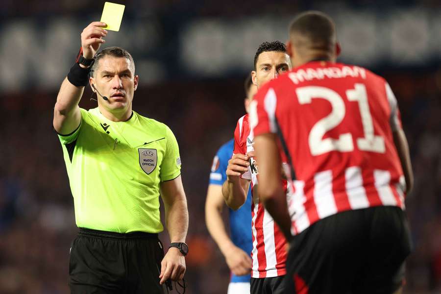 Istvan Kovacs acordă un cartonaș galben în partida Rangers - Bilbao