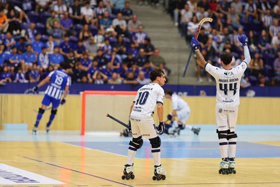 Miguel Rocha festeja o golo de Manrubia ao fundo Miguel Rocha festeja o golo de Manrubia ao fundo